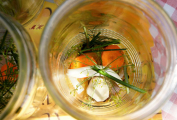 [02]Sklenice s kořením a zeleninou