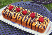 [05]Máslový chlebíček s jahodami, čokoládou a mandlemi (plumcake)