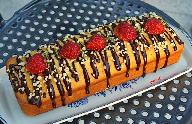 Máslový chlebíček s jahodami, čokoládou a mandlemi (plumcake).