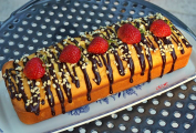 [06]Máslový chlebíček s jahodami, čokoládou a mandlemi (plumcake).