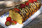 [08]Máslový chlebíček s jahodami, čokoládou a mandlemi (plumcake)...