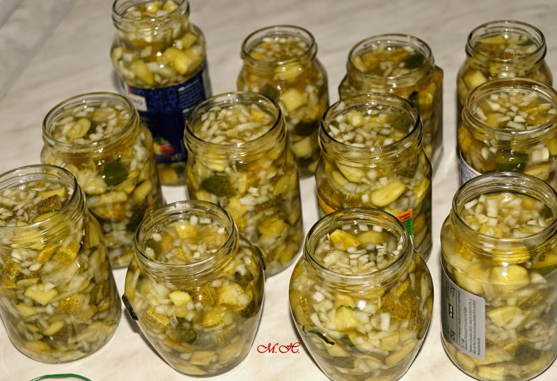 Skleničky s okurkami připravené k zavíčkování