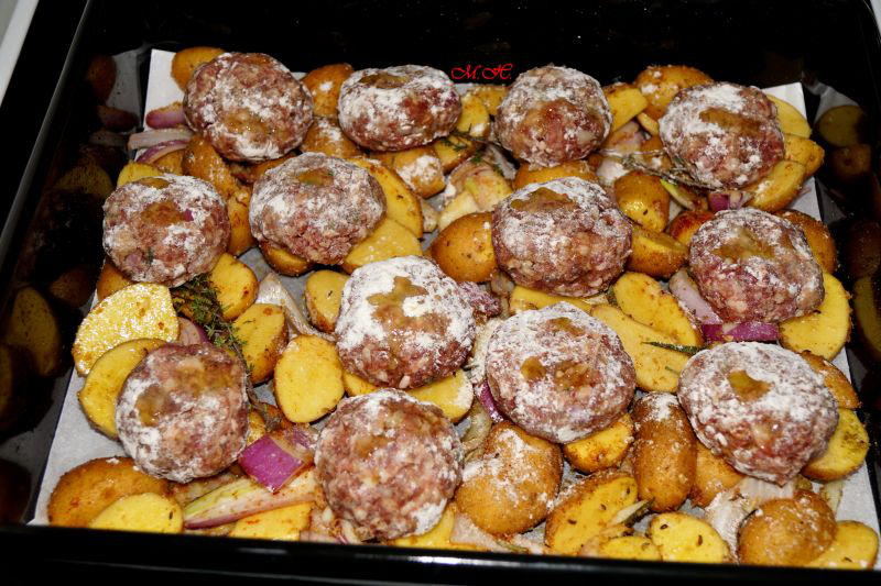 Masové koule s bylinkovými bramborami, zapečené v jednom pekáči (před upečen