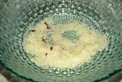 [01]Nastrouhaný sýr Grana Padano s kousky chilli papriček