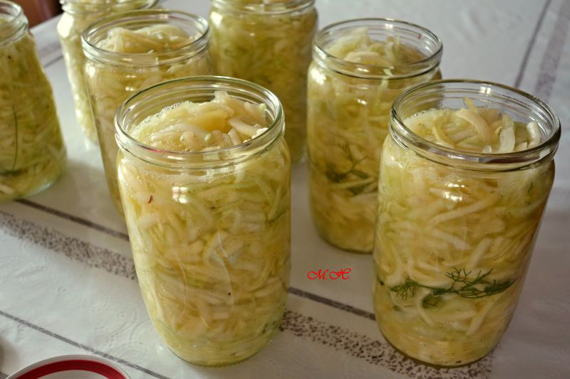 Naplněné sklenice před sterilizováním