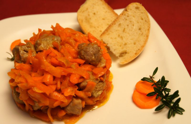 Recept na dušenou mrkev s vepřovým masem a domácími rozpeky