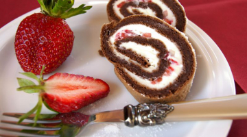 Kakaová roláda bez mouky plněná mascarpone a čerstvými jahodami