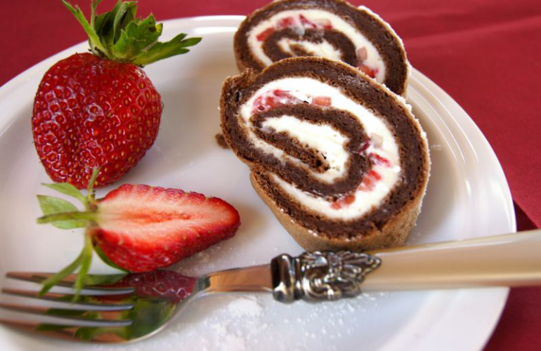 Kakaová roláda bez mouky plněná mascarpone a čerstvými jahodami