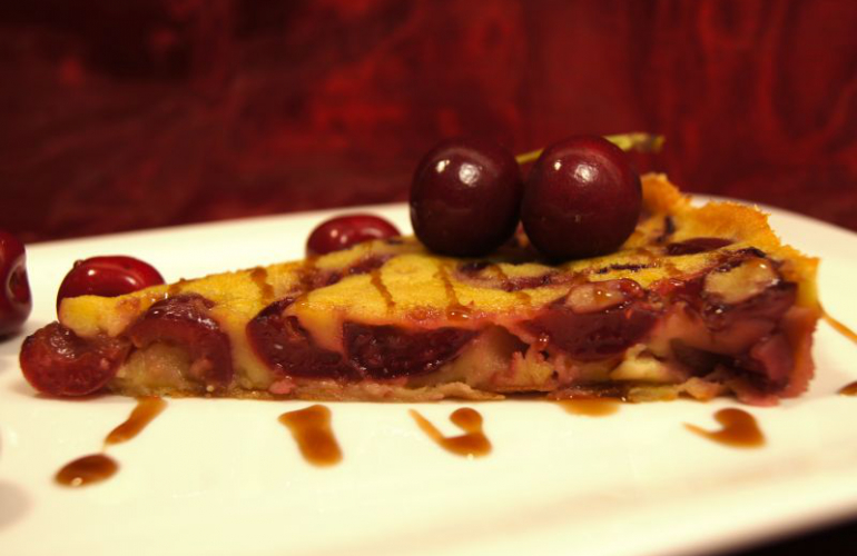 Clafouti – tradiční francouzský dezert (flan) s třešněmi