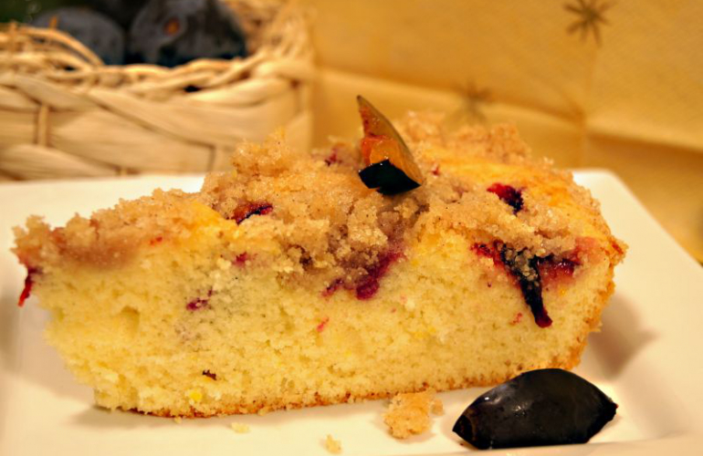 Recept na rychlý švestkový koláč se skořicovou drobenkou