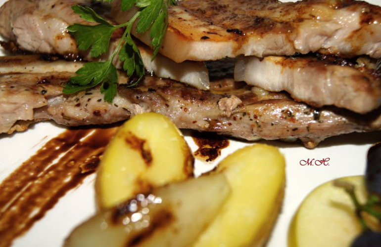Plátky libového vepřového boku na grilu s opečenými bramborami ve slupce a ovocem