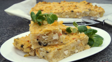 Polenta pečená s kuřecím masem, cibulkou a olivami