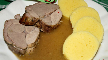 Pečená jehněčí kýta, marinovaná v bylinkovém pestu