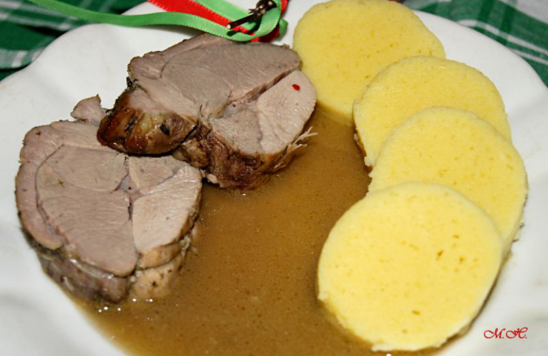 Pečená jehněčí kýta, marinovaná v bylinkovém pestu