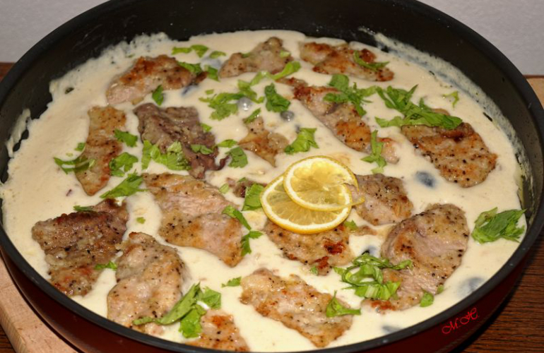 Krůtí medailonky ve smetanově-citronové omáčce s kapary