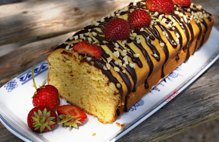 Máslový chlebíček s jahodami, čokoládou a mandlemi (plumcake)