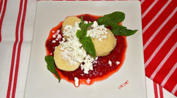 Tvarohové knedlíky z toustového chleba s jahodovým přelivem