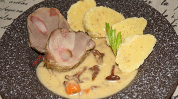 Jednoduché knedlíky ze syrových brambor, tvarohu a toustového chleba