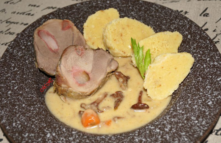 Jednoduché knedlíky ze syrových brambor, tvarohu a toustového chleba