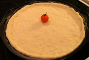03300a Těsto na pizzu připravené na zdobení