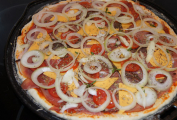 03303a Nazdbená pizza před upečením