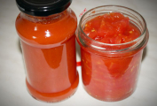 Passata a loupaná rajčata naložená ve vlastní šťávě