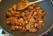 Osmažené maso a tofu