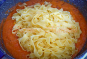 Přidáme uvařené tagliatelle