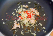 Kostičky šalotky, uzeného špeku a chilli papričky
