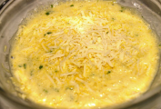 [02]Rozšlehané vajíčko s nastrouhaným sýrem Pecorino